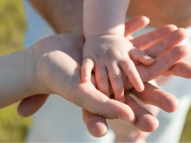 mains-parents-enfants-95